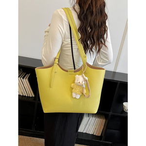 Sac fourre-tout décontracté en cuir PU imperméable pour femme avec fermeture éclair, grande capacité, sac à bandoulière, sac à main quotidien pour le shopping, avec breloque ours en peluche - Product Image 3