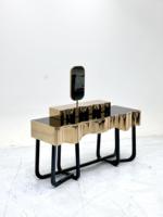 Table de toilette de luxe plaquée or avec un design créatif et un miroir intégré avec rangement pour chambre à coucher