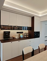 Buffet de style crème personnalisé, armoire de rangement en bois massif avec tiroirs et rangements ouverts