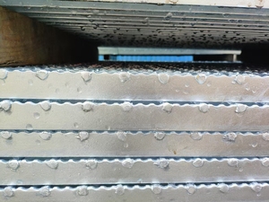 Grille en <span class=keywords><strong>acier</strong></span> soudée à chaud, galvanisée à chaud, à surface dentelée (découpe/laminage à chaud/poinçonnage) fabriquée en Chine. - Product Image 3