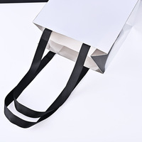 Sacs en papier en stock, sacs fourre-tout, sacs cadeaux haut de gamme style Instagram pour magasins de vêtements, sacs pour la Journée des enfants en carton blanc avec logos personnalisés et couleur