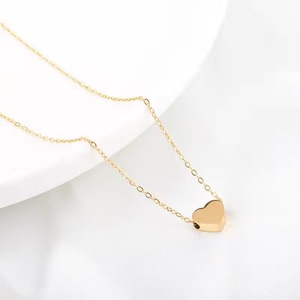 Bijoux minimalistes délicats vintage pour femmes, pendentif en forme de petit cœur d'amour gravé sur mesure en acier inoxydable plaqué or 18 carats - Product Image 4