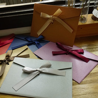 Boîte en papier personnalisée avec logo en feuille d'or de mariage Emballage cadeau haut de gamme en forme d'enveloppe pour écharpe/châle avec nœud en ruban et porte