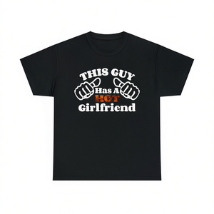 Maglietta con stampa 'This Guy Has A Hot Girlfriend', regalo divertente per anniversario, per fidanzato, San Valentino - Product Image 2