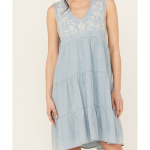 Vestido vaquero corto sin mangas con cuello en V y bordado personalizado, color azul claro, para mujer, estilo veraniego. - Product Image 4