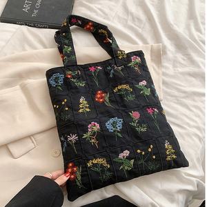 Bolsa de Mano de Lona Hecha a Mano de 24 cm para Mujer, Bolsa de Hombro Oxford con Flores Bordadas, Diseño Casual, Elegante y Moderno - Product Image 1