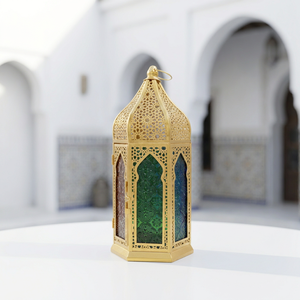 Lanterne à bougie marocaine en métal doré faite à la main, avec verre coloré, pour la décoration de table, de la maison et du Ramadan, dernières nouveautés en vente - Product Image 2