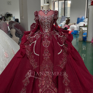 Vestido de Novia Moderno de Lujo Xs272, Estilo Princesa, Color Rojo, Escote Corazón, Mangas Largas, Cola de Capilla, Diseño sin Espalda, Bordado con Cuentas - Product Image 3