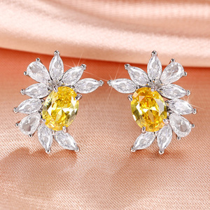 Orecchini a perno con fiore color oro per donna, gioielli per l'orecchio alla moda con decorazioni floreali scintillanti - Product Image 2