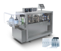 Machine automatique de remplissage et de scellage d'ampoules en plastique, utilisée pour le traitement des liquides.