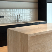 Îlot de cuisine en travertin naturel personnalisable, table de repas et de préparation en pierre massif, design minimaliste intégré pour cuisine ouverte
