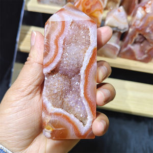 คริสตัลธรรมชาติขายส่ง อาเกตดอกไม้สีแดง พร้อมจุดบำบัดดูร์ซี่ทาวเวอร์ สำหรับตกแต่งบ้าน - Product Image 4