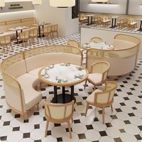 Ensemble de mobilier commercial moderne en bois pour hôtel, café, restaurant : table, chaises et banquette demi-courbe
