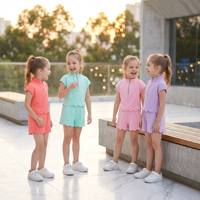 Conjunto de Gimnasia para Niñas: Top sin Mangas de Tela de Yoga con Media Cremallera y Borde Festoneado, Pantalones Cortos de Varios Colores, Bajo MOQ de Fábrica