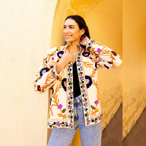 Veste pour femmes Suzani en velours de coton vert sauge, brodée multicolore, avec une sophistication rafraîchissante pour la tenue d'hiver - Product Image 1