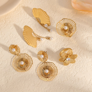 ต่างหูมุกทรงดอกไม้ ชุบทอง ต่างหูแบบห้อยสำหรับงานปาร์ตี้ เครื่องประดับผู้หญิง ดีไซน์เรขาคณิต แบบโปร่ง - Product Image 2