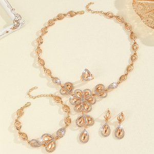 Parure de bijoux en alliage plaqué or 24 carats pour femme, style Dubaï, avec collier, bracelet, boucles d'oreilles, motifs végétaux, fleurs et cristaux, pour l'Europe et l'Amérique - Product Image 2
