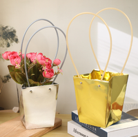 Boîte à fleurs brillante, boîte cadeau florale pliable à la mode avec poignée pour les fleuristes, matériaux d'emballage pour bouquets.