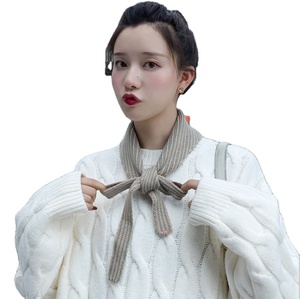 Venta al por mayor bufandas de invierno dos color rayas triángulo bufandas para mujer elegante de doble cara acrílico poco chal de lana de punto - Product Image 1