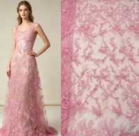 Tissu en tulle de luxe entièrement orné de dentelle florale, brodé à la main de perles fines, maille transparente pour robe de mariée formelle ou de haute couture