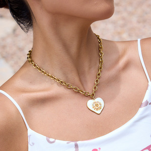 Colgante de Acero Inoxidable en Forma de Corazón con Diseño de Cara Sonriente para Collar de Moda - Product Image 3