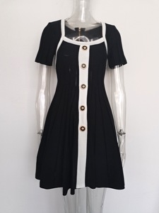 เดรสไหมพรมทรงเอไลน์สำหรับผู้หญิง ดีไซน์ใหม่สวยหรู แขนสั้น คอวี แต่งกระดุมโลหะ จับจีบ ตกแต่งสวยงาม เหมาะสำหรับงานปาร์ตี้ช่วงฤดูใบไม้ร่วง ความยาวระดับเข่า - Product Image 3