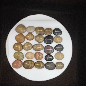 Piedras Naturales Grabadas Yuhua de 2-3cm y 3-5cm, Ovaladas, Pulimentadas con Lámina de Oro, Texto Personalizable para Decoración y Regalos - Product Image 2