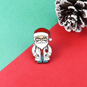 Broche de Noël en émail Docteur Père Noël avec stéthoscope, épinglette festive pour les professionnels de la santé, infirmières et personnel médical - Product Image 4