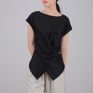 Blusa SUHE TS-023 para Mujer, Asimétrica, Negra, de Acetato, Holgada, de Manga Corta, Ligera, para Verano, con Logotipo Frontal - Product Image 1