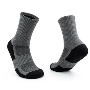 Fabricant de chaussettes en gros, chaussettes de basketball, chaussettes de sport personnalisées, chaussettes en coton peigné, chaussettes athlétiques en coton, unisexe avec logo personnalisé - Product Image 4