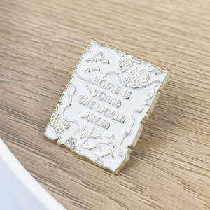 Broche Minimalista con Paisaje Montañoso, Insignia Metálica Personalizada con Letra Inglesa Geométrica, Accesorio Decorativo Versátil en Stock - Product Image 3