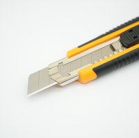 Couteau utilitaire rétractable avec poignée TPR lame en acier au carbone 3 pièces 18mm à chargement automatique pour l'industrie OEM pris en charge