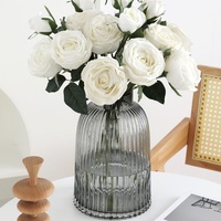 Vase en verre côtelé classique moderne Accessoire de décoration d'intérieur à fleur unique simple en différentes couleurs Décoration de table décorative artistique