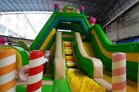 Château gonflable commercial d'extérieur sur le thème des desserts, avec toboggan, pour enfants