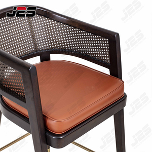 <span class=keywords><strong>Tabouret</strong></span> de <span class=keywords><strong>bar</strong></span> en bois de <span class=keywords><strong>rotin</strong></span> de luxe avec coussin en cuir, repose-pieds et accents en laiton pour restaurant et café - Product Image 4