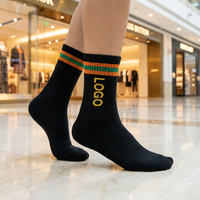 Chaussettes en coton noires streetwear avec logo personnalisé et motif jacquard rayé pour le sport et la mode décontractée