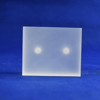 Bloc carré en silice fondue transparente usiné sur mesure avec trous filetés, quartz haute température, pureté 99,99 % SiO2 pour applications optiques et industrielles