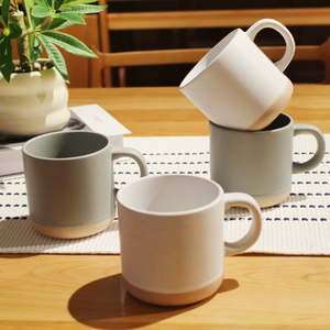Tazas de Cerámica de Dos Colores con Diseño de Pareja de Dibujos Animados, Alta Estética, Aptas para Lavavajillas y Microondas, Diseño Personalizable para Negocios, Venta al Por Mayor - Product Image 4