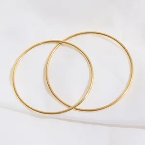 Pulseira minimalista de 18k, bracelete de aço inoxidável banhado a ouro com tarniz, joia clássica lisa e reta