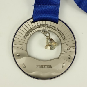 Médaille antique en argent gravée avec un nom, style vintage, récompense pour les réalisations, objets de collection, finition brillante, qualité supérieure, durable - Product Image 2