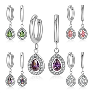 Boucles d'oreilles créoles populaires pour femmes, dorées, avec strass colorés - Product Image 2