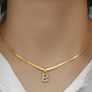 Gogem Lấp Lánh Bảng Chữ Cái Thư Mặt Dây Chuyền Với Màu Trắng Zirconia IP Mạ Tên Vòng Cổ Mạ Hợp Thời Trang Liên Kết Chuỗi Vàng Cho Phụ Nữ 18K - Product Image 5