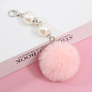 พวงกุญแจขนเฟอร์เทียมนุ่มสีเขียว พร้อมจี้มุกสำหรับกระเป๋าเป้สะพายหลัง - Product Image 2