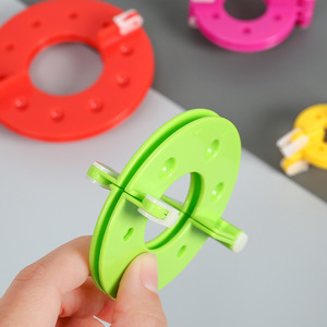 Nieuwe Kleurrijke Milieuvriendelijke Plastic Pompom Gereedschap Naaien Breien Garen Ronde Pompon <span class=keywords><strong>Maker</strong></span> - Product Image 4