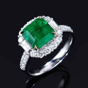 Bague de fiançailles vintage en émeraude naturelle Panjshir, monture halo en or 18 carats avec diamants baguette latéraux et tige pavée de diamants. - Product Image 2