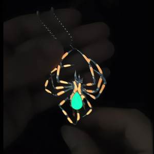 Grosir Halloween kreatif 3D bercahaya kalung laba-laba, modis bercahaya serangga liontin gantungan kunci logam - Product Image 2