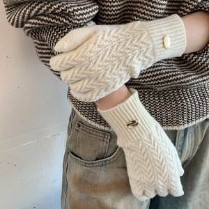 Vente en gros de gants tricotés à petites boucles dorées à motif vintage, cyclisme à écran tactile chaud et résistant au froid - Product Image 3