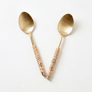 Cuillères en or mat avec manches en bambou tressé, design minimaliste, compatibles lave-vaisselle, pour les décorations de table de mariage - Product Image 1