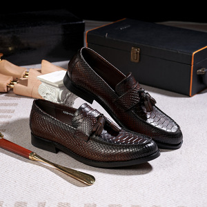 Nuevos Zapatos de Cuero Casuales de Negocios para Hombre, Mocasines con Borlas y Grabado de Cocodrilo, Elegantes, Cómodos y Duraderos - Product Image 3