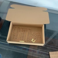 Kemasan Kotak Lilin Kaku Kertas Kraft Merah Kustom Kelas Atas Bahan Daur Ulang Spons Bergelombang Emboss UV Laminasi Matt